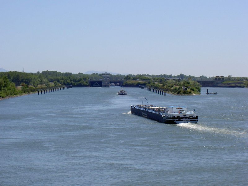 Die Rhein-Staustufe Iffezheim am 19. Juni 2005 von der Rheinbrücke Wintersdorf bei Rastatt fotografiert.