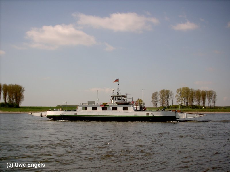 Die Rheinfhre  Fritz Middelanis  verkehrt auf dem Rhein zwischen Leverkusen-Hitdorf und Kln-Langel. Seit 1962 befrdert die mit 4 je 80 PS Motoren ausgestattete Fhre Personen und Fahrzeuge ber den Rhein. Sie ist 42 Meter lang und 11 Meter breit. Bei einer Tragkraft von 65 Tonnen kann sie 250 Personen oder 21 PKW's transportieren.