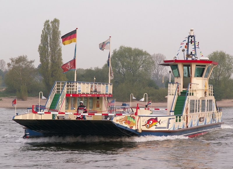 Die Rheinfhre  Michaela II  beim bersetzten zwischen Meerbusch-Langst und Dsseldorf-Kaiserswerth. Das Foto stammt vom 13.04.2007