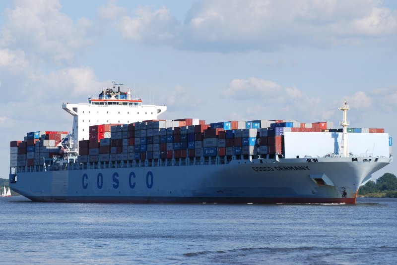 Die riesige Cosco Germany IMO-Nummer:9305477 Flagge:Liberia Lnge:333.0m Breite:42.0m passiert das Willkommen Hft in Wedel am 23.06.09