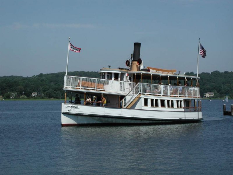 Die Sabino fhrt im Museum in Mystic CT munter durch den Hafen