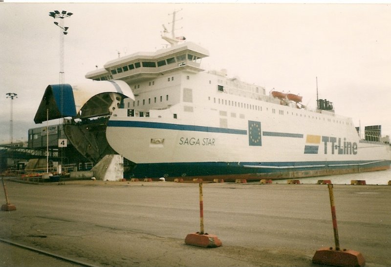 Die  SAGA STAR  mit geffneter Bugklappe im Fhrhafen Trelleborg.