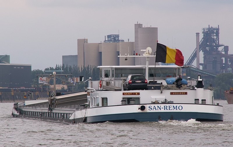 Die  San-Remo  passiert auf ihrer Fahrt in Richtung Duisburg den Ortsteil Walsum. Das Foto stammt vom 08.08.2007