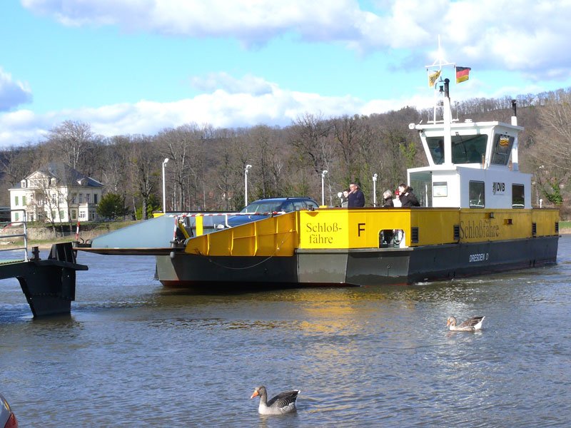 Die Schlofhre (eine Autofhre) ist die krzeste Verbindung ber die Elbe zwischen Kleinzschachwitz und Pillnitz; Dresden, 19.03.2009
