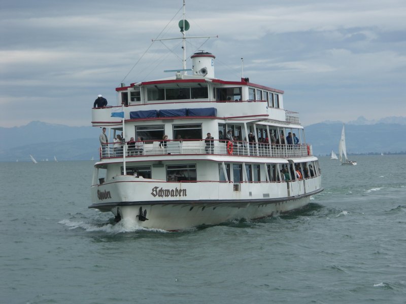 Die SCHWABEN vor der Einfahrt in den Hafen von Meersburg