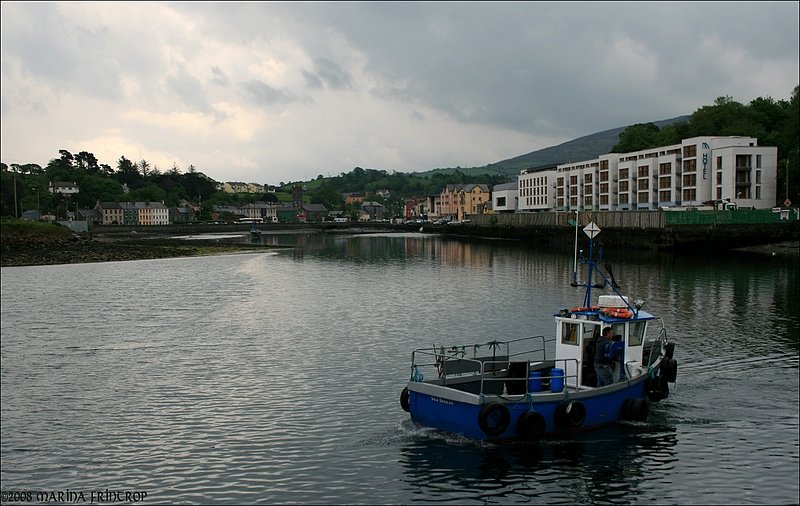 Die  Sea Breeze  beim Wendemanver im Hafen von Bantry, Irland Co. Cork