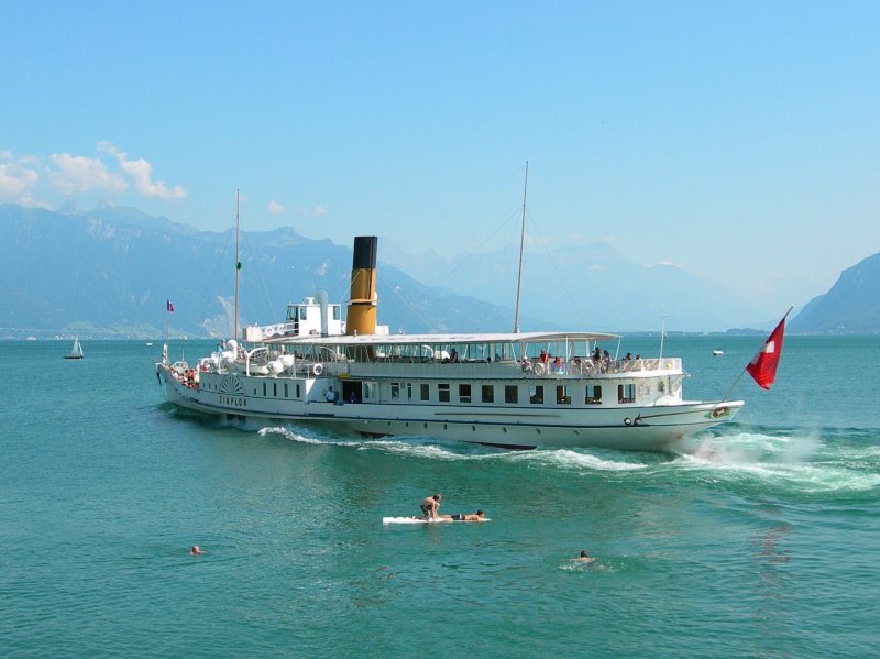 Die Simplon dampft wellend Richtung Vevey, sehr zur Freude der Badenden in Rivaz 
Juli 2007 