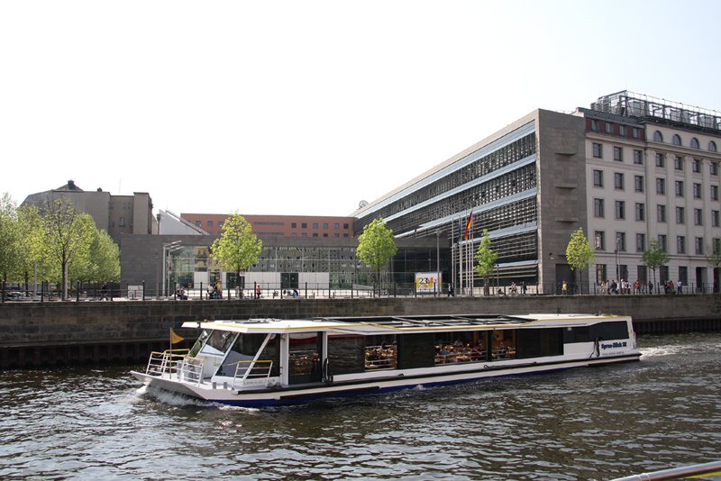 Die  Spree-Blick III  zwische Regierungsviertel und Bf Friedrichstrae. (Berlin, 30.04.2009)