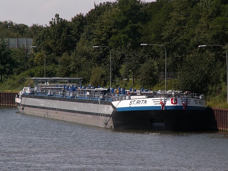 Die  St. Rita  liegt vor der Schleusenanlage in Oberhausen Lirich am Pier. Das Foto stammt vom 21.07.2007