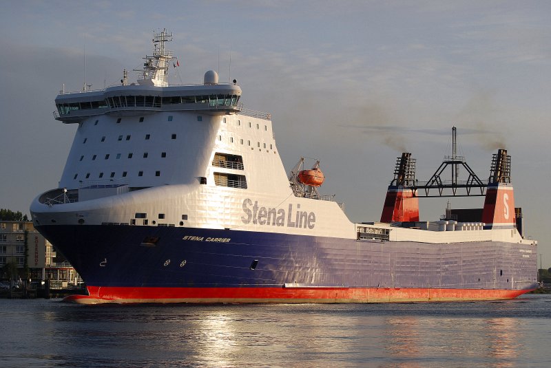 Die Stena Carrier IMO-Nummer:9138800 Flagge:Schweden Länge:183.0m Breite:26.0m beim auslaufen aus dem Hafen von Travemünde am 10.09.09