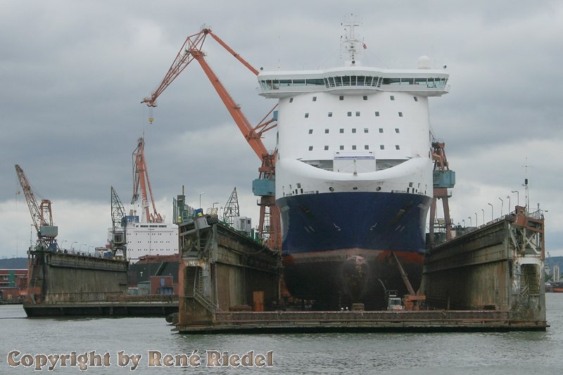 Die Stena-Garrier  auf dem schwimmenden Trockendock im Hafen von Gteborg. Aufnahme vom 5.8.2008