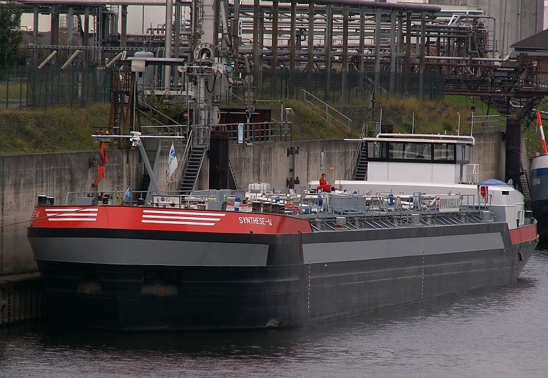 Die  Synthese-14  liegt hier im Duisburger Hafen. Da das Schiff sehr hoch im Wasser liegt, ist es wahrscheinlich leer. Das Foto stammt vom 08.08.2007