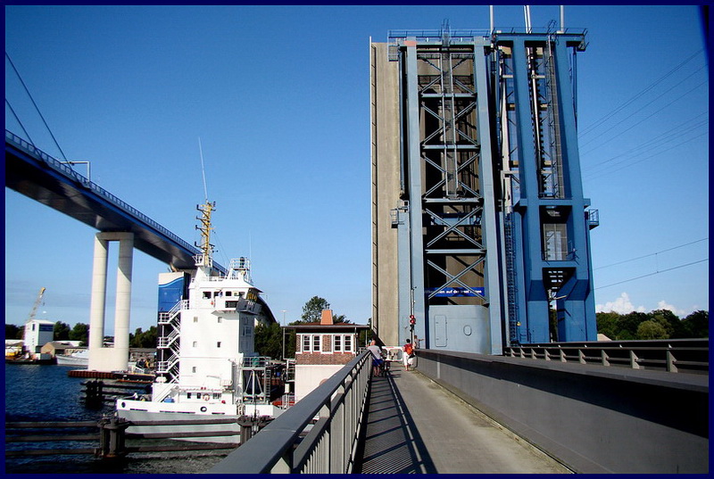 Die  Thule  passiert das  Nadelhr  Namens Ziegelgrabenbrcke. Stralsund am 22.08.09