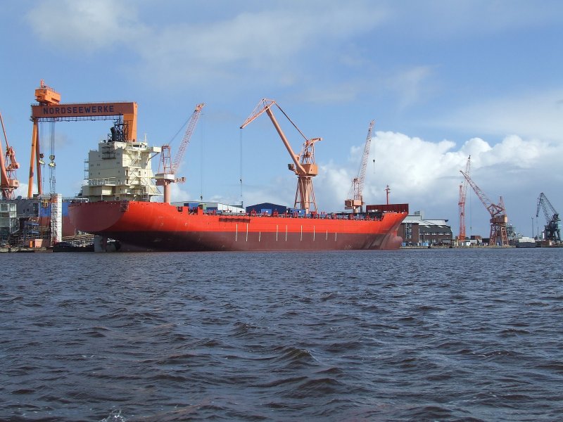 Die Thyssen-Werft im Binnenhafen von Emden. September 2007