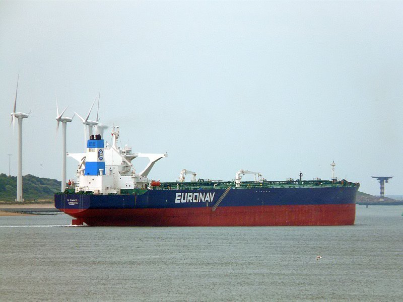 Die  Ti Topaz  ist 333 Meter lang und satte 60 Meter breit. Hier verlässt der Tanker gerade den Rotterdamer Hafen. Das Bild stammt vom 24.08.2008.