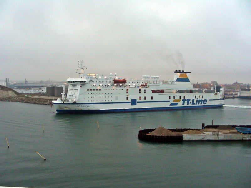 die  Tom Sowyer  beim Auslaufen aus dem Fhrhafen Trelleborg am 04.11.08