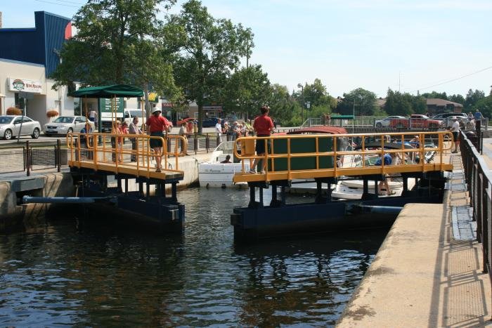 Die Tore der Lock #34, Fenelon Falls schlieen sich. Die Schleuse hat Stahltore mit elektrischen Antrieb. Die Hhe betrgt 7,2m; 23.08.2008