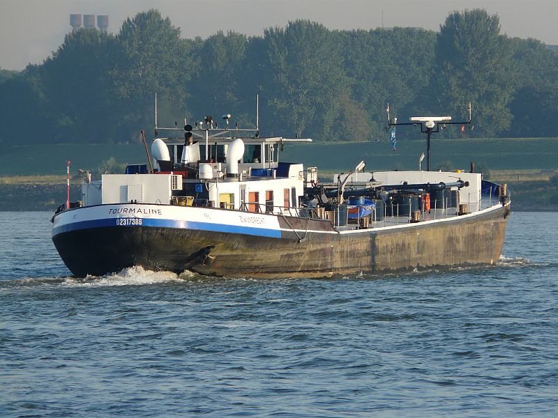 Die  Tourmaline  beim Auslaufen aus dem Duisburger Hafen. Das Bild stammt vom 16.08.2008