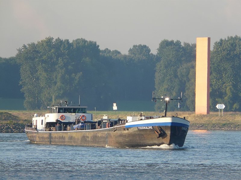 Die  Tourmaline  verlsst den Duisburger Hafen. Im Hintergrund steht ein Kunstobjekt, welches an eine Brammer erinnern soll. Das Foto stammt vom 16.08.2008