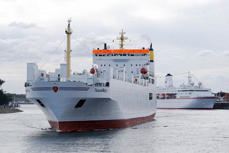 Die Transreel MO-Nummer:8515893 Flagge:Schweden Lnge:166.0m Breite:22.0m beim auslaufen aus Travemnde am 10.09.09 im Hintergrund das Traumschiff Deutschland.