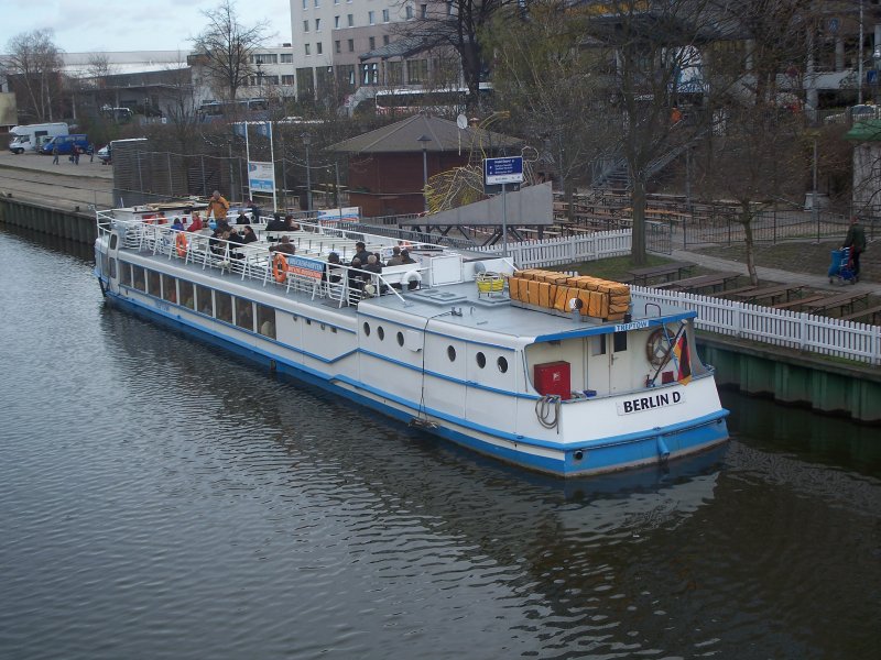 Die  Treptow , ein Schiff der Stern und Kreisschiffahrt, welches fr Stadtrundfahrten genutzt wird. Am  Hoteleigenen Anleger. Das Hotel  ESTREL  in Berlin Neuklln, besitz neben einem Schiffsanlegeplatzt auch einen eigenen Bahnhof.