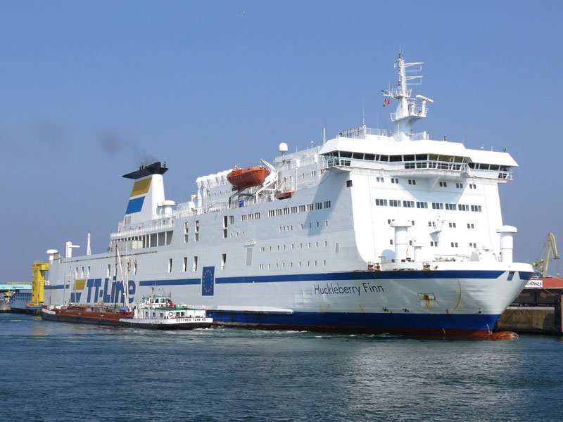 Die TT-LINE Fhre Huckle Berry Finn, Trelleborg hat offenbar Diesel bestellt beim Tankschiff DETTMER TANK 85, Berlin; Rostock-Warnemnde, 15.04.2009
