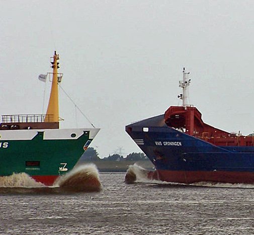 Die  Uranus  und die  WMS Groningen  begegnen sich kraftvoll auf der Elbe hhe Lhe. 18.06.2008