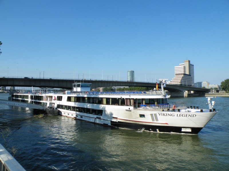 Die Viking Legend ist139m lang,11m breit,liegend am Rhein bei kln.am4.8.2009