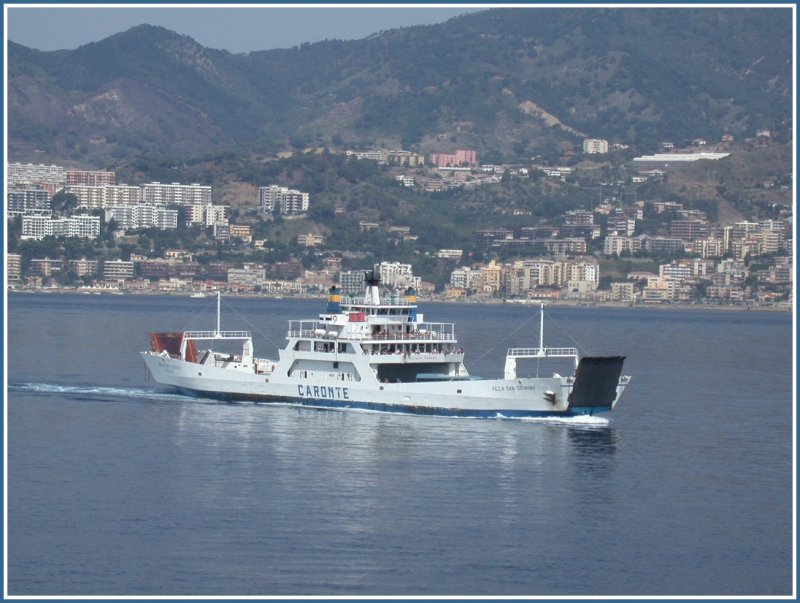 Die Villa San Giovanni der Fhrgesellschaft Caronte quert die Strasse von Messina am 05.08.2002. Die Huser im Hintergrund gehren zu Messina auf Sizilien.