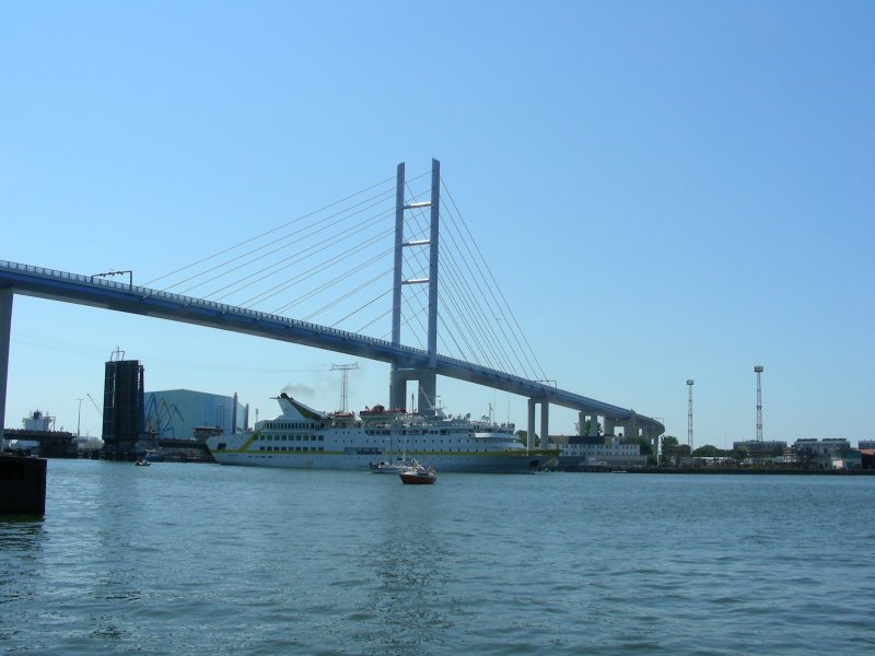 die  VISTAMAR  beim passieren der neuen Rgenbrcke