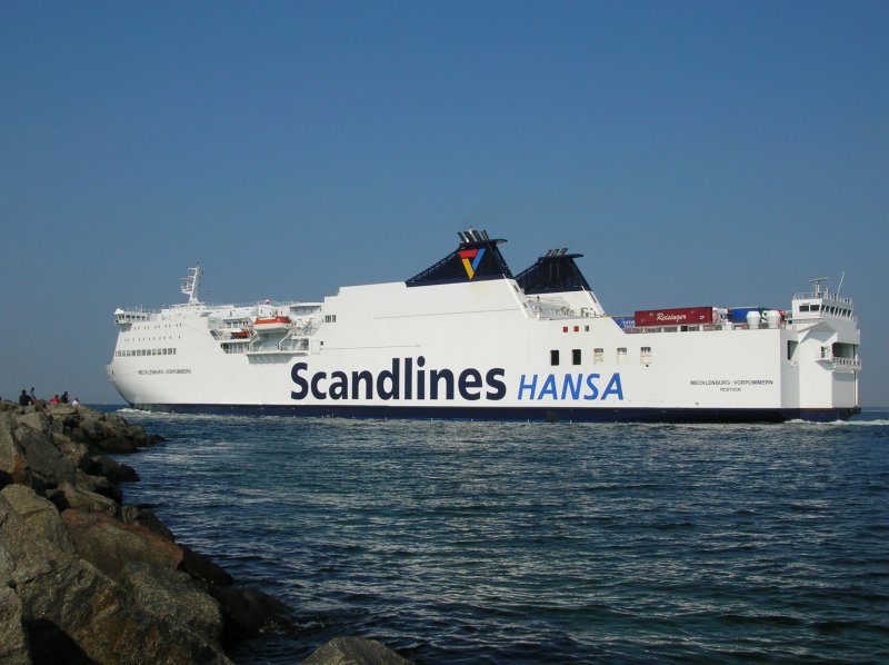 die volle Breitseite. FS Mecklenburg-Vorpommern luft bei Kaiserwetter aus Rostock-Warnemnde aus. (Sommer 2005)