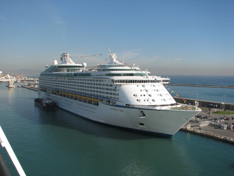 Die Voyager of the Seas im Hafen von Barcelona aufgenommen von Deck der Costa Serena im Januar 2008.