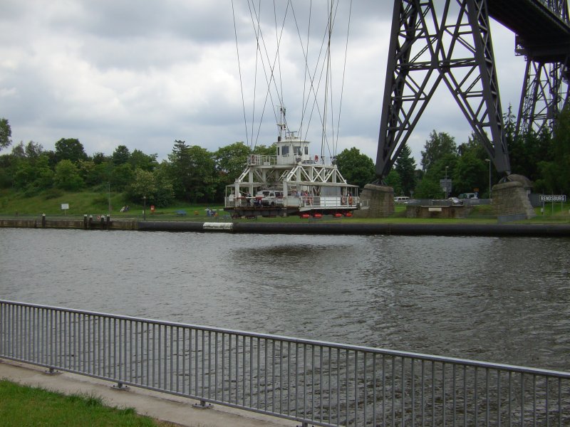 Die wohl einzigartige Schwebefähre unterhalb der Rendsburger Hochbrücke überquert den Nord-Ostsee-Kanal (Juni 2007)