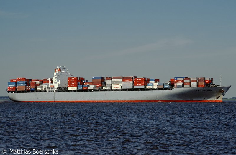 Die YM Chicago auf der Elbe bei Schulau.