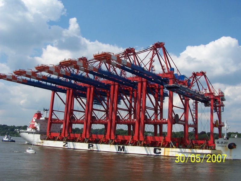 Die  ZHEN HUA 20  tranportiert 5 super Containerbrcken und kommen aus China. Sie sind fr EUROGATE im Hamburger Hafen bestimmt. Sie knnen die grten Containerschiffe abfertigen. Die kleine Containerbrcke am Bug ist fr den Hafen Danzig.