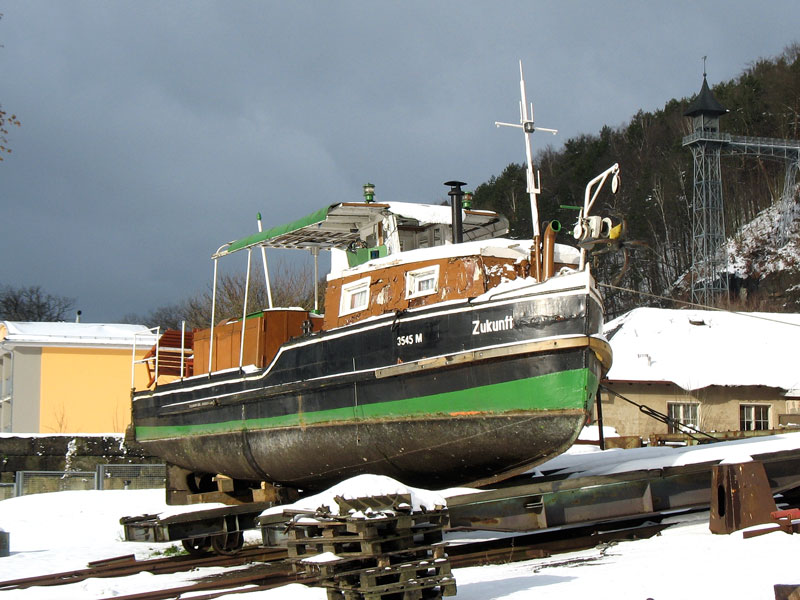 Die ZUKUNFT, ein ehemaliger Schlepper (4 M 32-1) liegt zum Umbau in der Werft in Bad Schandau; 27.01.2007

