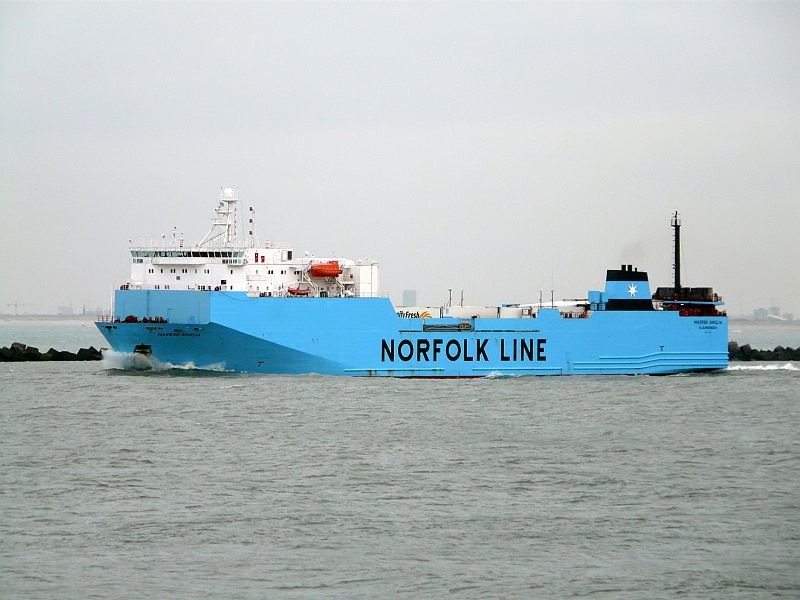 Diese Fähre der Norfolk Line macht sich auf den Weg aus dem Rotterdamer Hafen. Das Bild stammt vom 17.11.2008