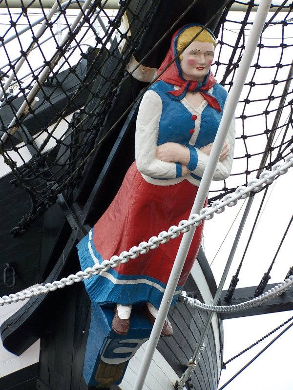 Diese Mdchengestalt ist die Galionsfigur der Bark  Seute Deern , Baujahr 1919. Das Schiff gehrt zum Deutschen Schiffahrtsmuseum Bremerhaven. Datum: 15.08.2007