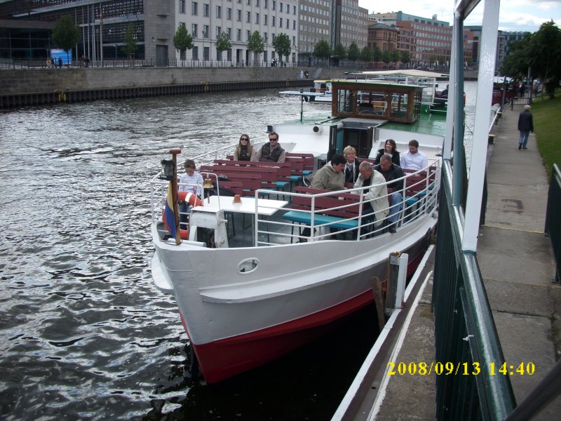 Diese Passagiere werden sich in Krze auf eine einstndige Bootsfahrt durch Berlin begegeben.Aufgenommen am 13.09.2008.