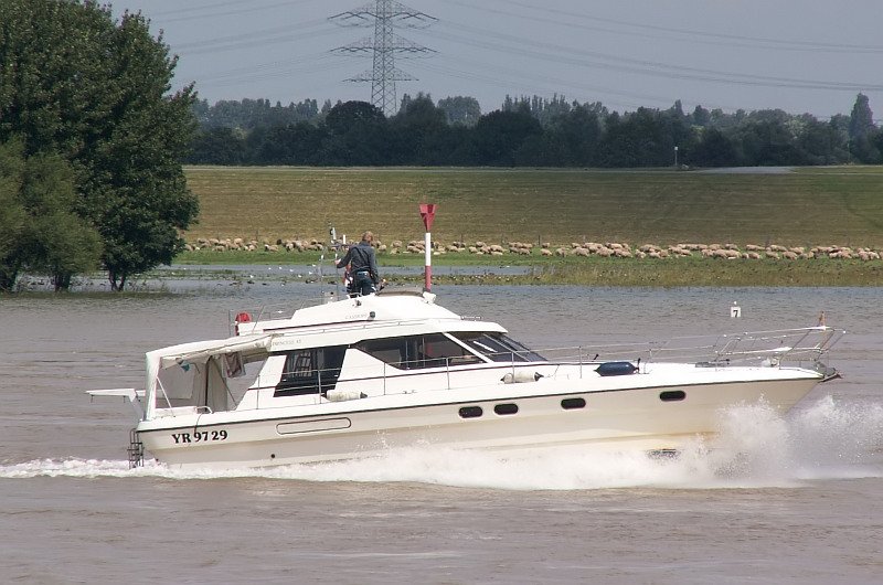 Diese schnittige Yacht befhrt den Hochwasser fhrenden Rhein in Richtung Duisburg. Das Foto stammt vom 13.08.2007