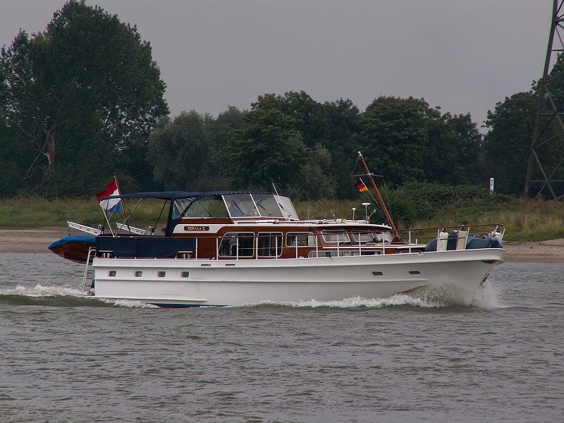 Diese schöne niederländische Yacht, Servulo, fährt auf dem Rhein in Richtung Wesel an Walsum vorbei. Das Foto stammt vom 08.08.2007