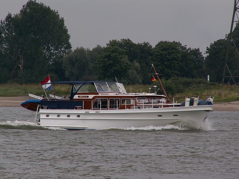 Diese schne niederlndische Yacht, Servulo, fhrt auf dem Rhein in Richtung Wesel an Walsum vorbei. Das Foto stammt vom 08.08.2007