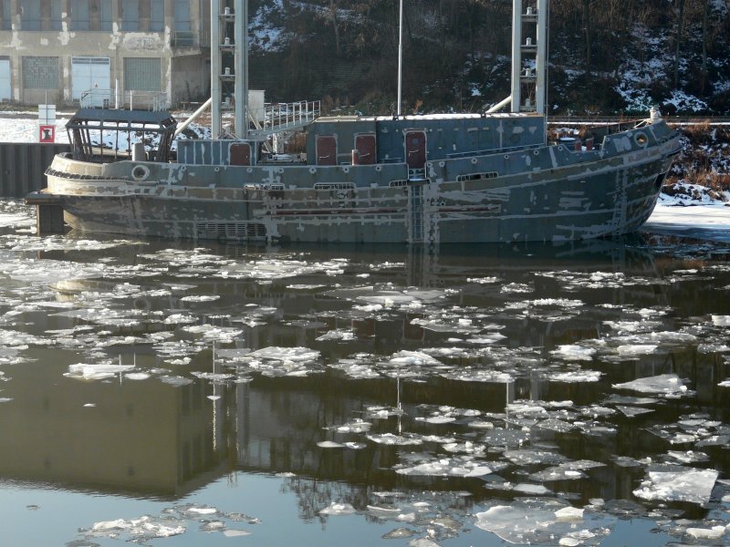 Dieser Kasko (Rohbau) lag am 22.01.2009 im Rosawitzer Hafen in Děčn. Am Schanzkleid ist ANTWERPEN 30 aufgeschweit. Sicher wurde er auf einer tschechischen Werft gebaut. Der Rumpfform nach knnte es ein Hafenschlepper werden. Das Ruderhaus steht sicher nur fr die berfhrung so weit am Heck. Vielleicht gibt es hier mal Fotos von der berfhrung oder spter vom Einsatzort?