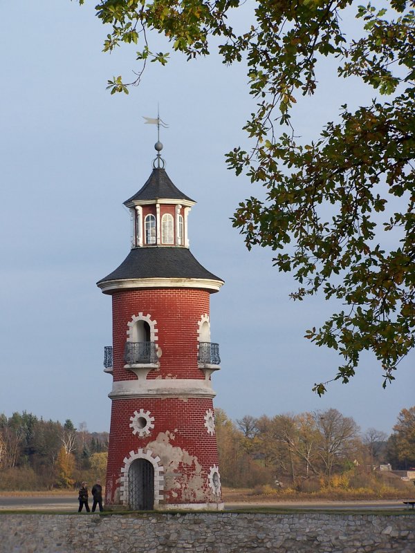 Dieser Leuchtturm stehd tief im Binnenland und ist eigentlich eine Attrappe. Erbauen lie ihn der Urenkel von August den Starken, Kurfrst Friedrich August III. von Sachsen, in der 2.Hlfte des 18. Jahrhunderts. Er befindet sich auf einer Mole im Groteich, in der Nhe zum bekannten Schloss Moritzburg. Der Kurfrst lie dort damals einen kleinen Hafen anlegen und es wurden Bootsfahrten, sowie Seegefechte mit Miniatur-Segelkriegsschiffen durchgefhrt. Datum: 06.11.2005