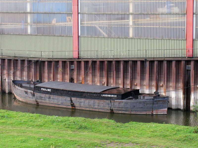 Dieser wahrscheinlich schon recht betagte Kahn  PAULINE  liegt an der Hitzler-Werft in Lauenburg / Elbe; 21.08.2008
