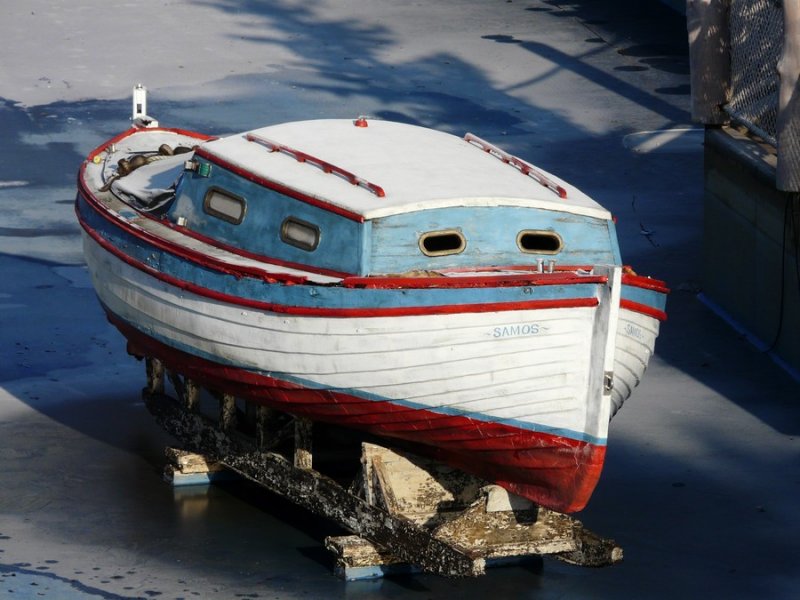 Dieses alte geklinkerte Holz-Kajtboot darf seine alten Tage im Europapark Rust verbringen. Es trgt den Namen  Samos  und liegt im Themenbereich Griechenland. 