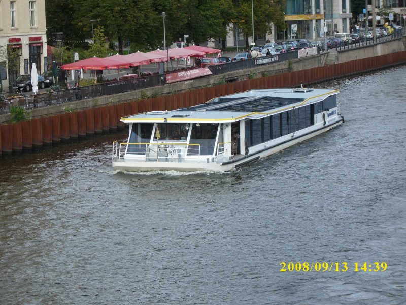 Dieses Ausflugsschiff unterquerte am 13.09.2008 die Brcke am Bahnhof Friedrichstr. in Berlin.
