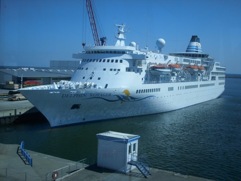 Dieses Bild vom Kreuzfahrschiff  DELPHIN VOYAGER  entstand am 22.05.2008 von der Fussgngerbrcke im Fhrhafen Sassnitz-Mukran.Ebenfalls im Fhrhafen war an diesen Tag die  AIDABELLA .Leider stand diese so ungnstig das man als  Nichtpassagier  nicht Nahgenug zum fotografieren kam.