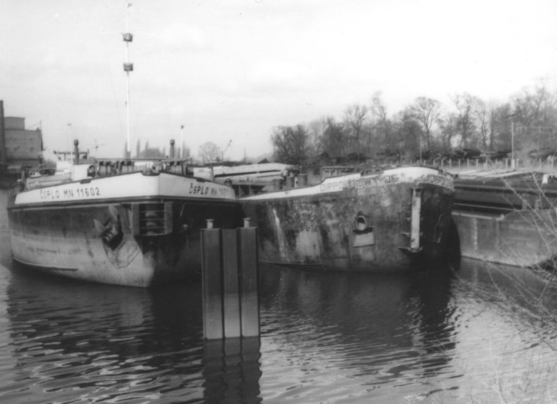 Dieses Foto ist nur s/w und nicht sehr schn aber schon historisch. Aufgenommen im Wendebecken vom Handelshafen Aken am 10.04.1988. Es zeigt das tschechische Motorschiff  MN 11602  der Reederei ČSPLO. Die Schiffe dieser ehemaligen Staatsreederei trugen damals fast alle nur diese Registriernummern als Namen. MN steht hierbei fr Motorschiff, die Zahl 11 fr die Tragfhigkeit von ber 1100 Tonnen, die 6 fr die Antriebsleistung von 600 PS und die 02 ist die fortlaufende Nummerierung. Diese sogenannten Elfhunderter wurden spter grtenteils in  Labe  unbenannt, wobei die zweistellige Endnummer beibehalten wurde. In der Bildmitte liegt MS  Dippoldiswalde  der Binnenreederei Berlin und wartet auf seine Verschrottung in der  Schrottwerft  Aken. Es war einer der wenigen DDR-Binnenschiffs-Neubauten welche noch vor der Wiedervereinigung abgewrackt wurden. Weitere Infos zum  Dipps  gibt es da: http://www.ddr-binnenschifffahrt.de/index.htm