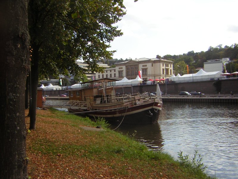 Dieses Foto zeigt wieder das Theater Schiff von einer anderen Position Fotografiert. Auch dieses Foto habe ich am 02.10.2009 aufgenommen.Auf diesem Foto ist auch der Saarlndische Landtag zu sehen.